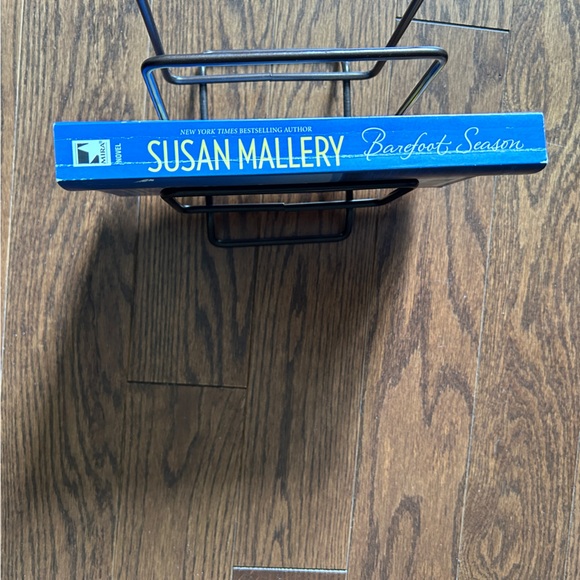4 books for $16 - BAREFOOT SEASON by Susan Mallery - Picture 2 of 4